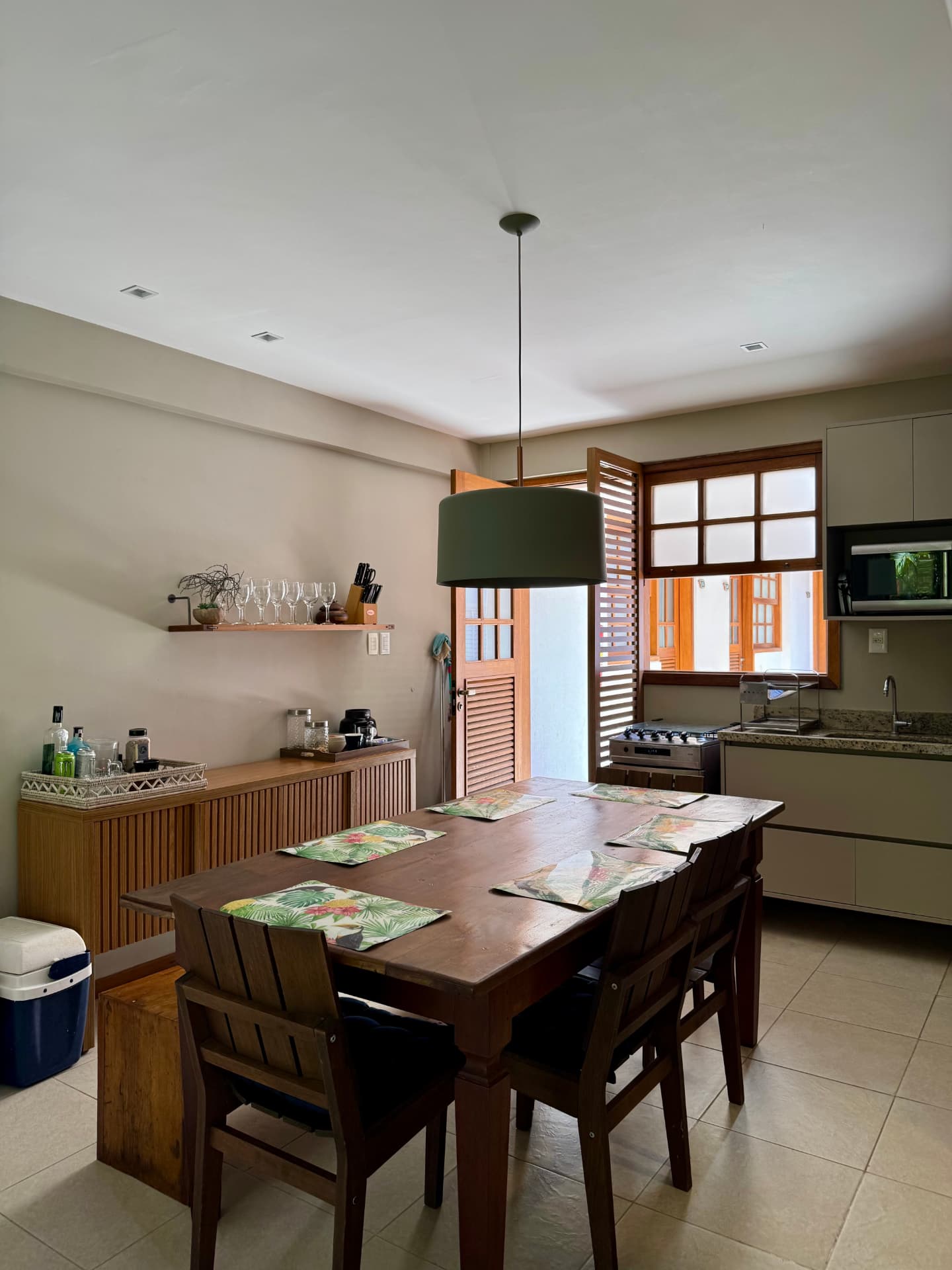 Cozinha com mesa de jantar em madeira