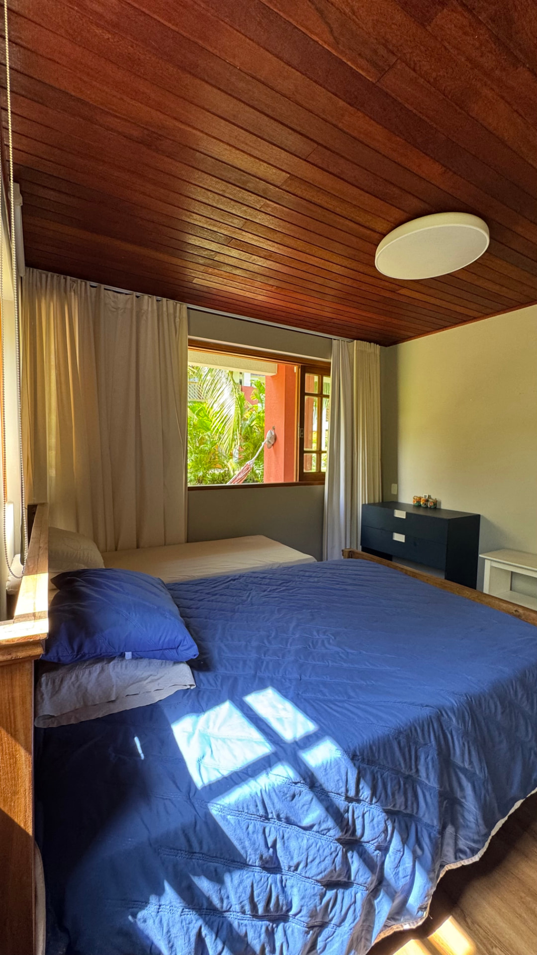 Segunda suíte com cama de casal e vista para o verde